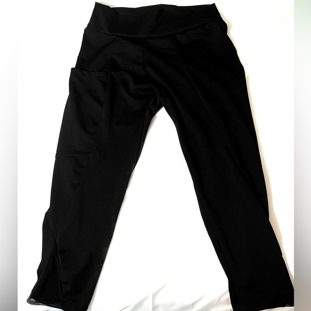 Black athletic capris With Pockets